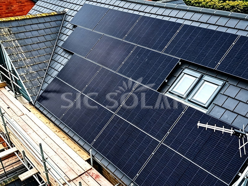 Pemasangan Pendakap Bumbung Condong Panel Solar 10KW Di England