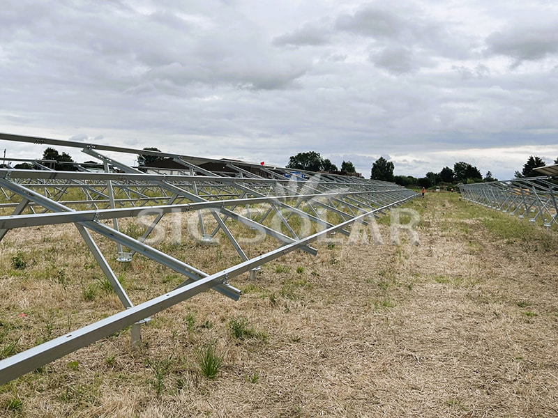 Sistem Rak Pemasangan Tanah Suria 300KW UK